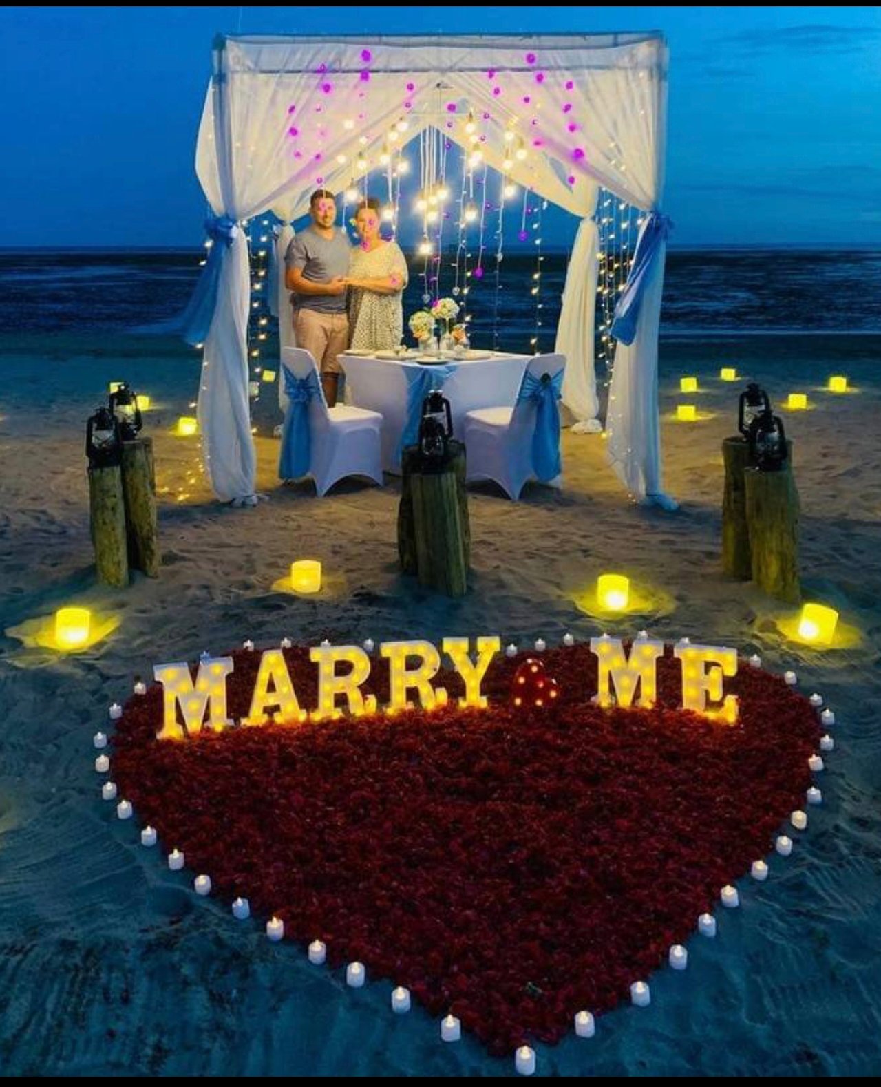 Demande en mariage romantique sur la plage d’Agde avec bougies et guirlandes